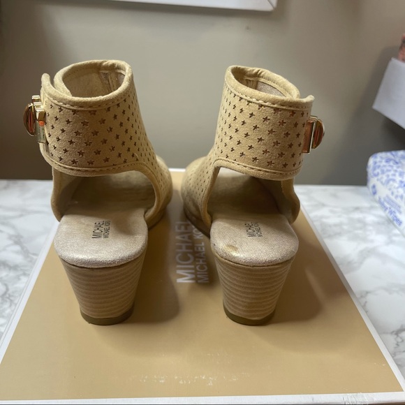 Michael Kors Cate Foe sand bootie/sandal with a wedge heel sz 2Y - Picture 8 of 11